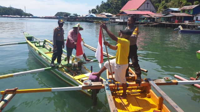 Warga pesisir perairan Jayapura antusias sambut HUT RI ke 75. (Dok Polda Papua)  