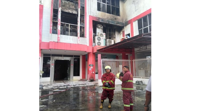 PEMADAM kebakaran Pekanbaru masih berjaga-jaga di Gedung Telkom yang terbakar, Selasa (11/8/2020). 
