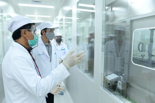 Jokowi Tinjau Fasilitas Produksi Vaksin Corona di Bio Farma. Foto: Dok. Setpres RI