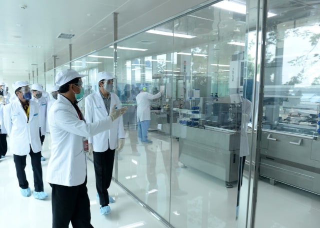 Jokowi Tinjau Fasilitas Produksi Vaksin Corona di Bio Farma. Foto: Dok. Setpres RI