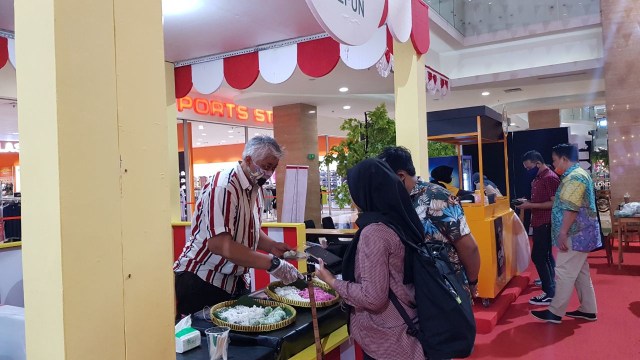 Pengunjung Hartono Mall Yogyakarta mengunjungi stan UMKM di event Kampung Kuliner, Selasa (11/8/2020). Foto: Sandra/Tugu Jogja.