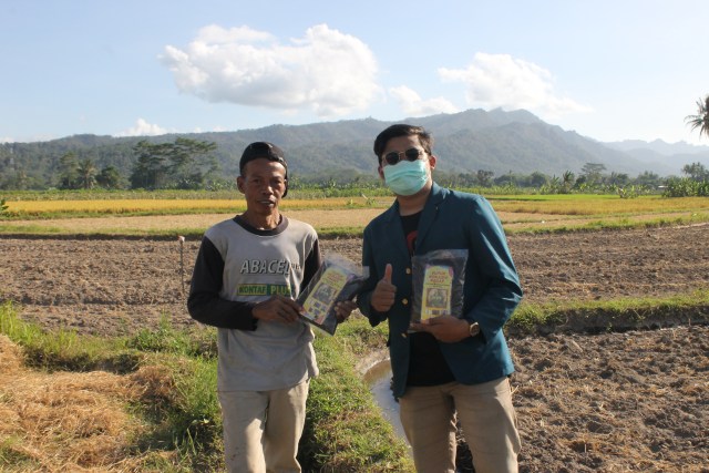 Kegiatan Sosialisasi dan Pembagian Pupuk Bokashi Kepada Masyarakat Desa Sokorini ( Sumber : Dokumen Pribadi )