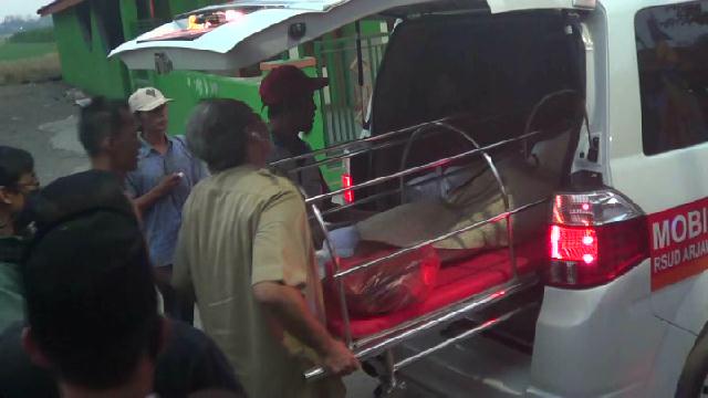 Salah satu korban kecelakaan Tol Cipali tiba di Kabupaten Tegal. (Foto: Syaifullah)