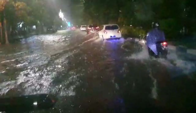 Hujan Deras, Beberapa Ruas Jalan di Surabaya Terendam Banjir