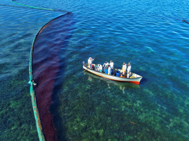 Foto drone saat nelayan membersihkan tumpahan minyak dari kapal MV Wakashio. Foto: Reuben Pillay/Reuters