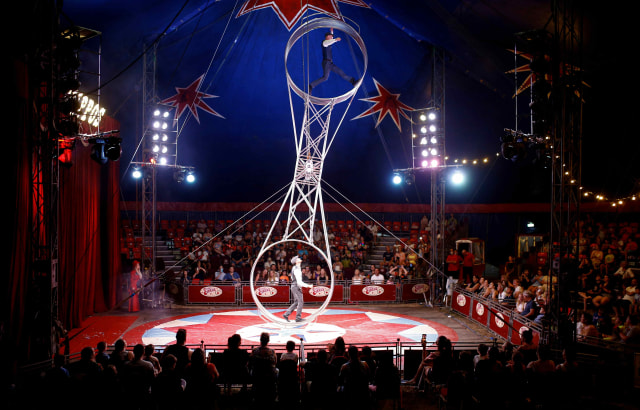 Aksi pemain akrobat tampil di Sirkus Zippos  di Brighton, Inggris. Foto: Henry Nicholls/Reuters