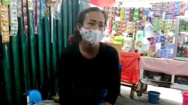R, orang tua dari F (14) yang diduga kabur bersama lelaki lain yang merupakan tetangganya di kawasan Cengkareng, Jakarta Barat, Selasa (11/8). Foto: Devi Nindy/ANTARA