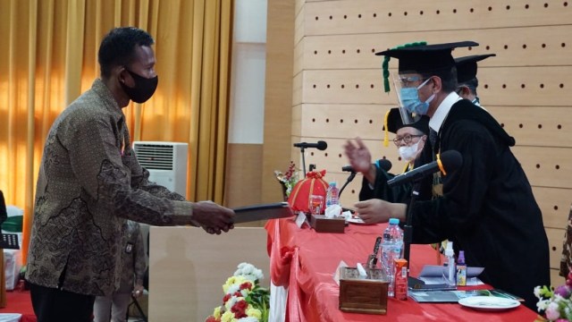 Viral Ayah Gantikan Wisuda Anaknya Ber-IPK 3,9 yang Meninggal karena Kecelakaan (1)