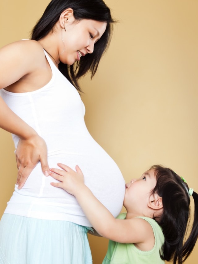 Ilustrasi ibu hamil dan anak pertamanya Foto: Shutterstock