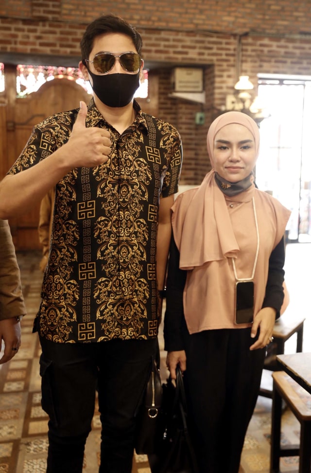 Pengusaha Medina Zein bersama suaminya, Lukman Azhari, saat konferensi pers di kawasan Tebet, Jakarta, (12/8/2020). Foto: Ronny