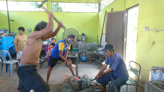 Para pemande besi di Padukuhan Klopo X, Desa Bendungan, Kepanewon, Wates, Kulon Progo, tengah mengerjakan pesanan. Foto: Widi Erha Pradana. 