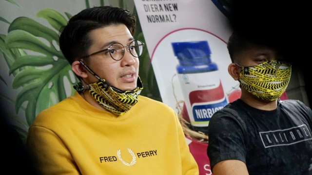 Irwansyah saat menggelar konferensi pers terkait keluarnya SP3 di kawasan Tebet, Jakarta, Rabu, (12/8). Foto: Ronny