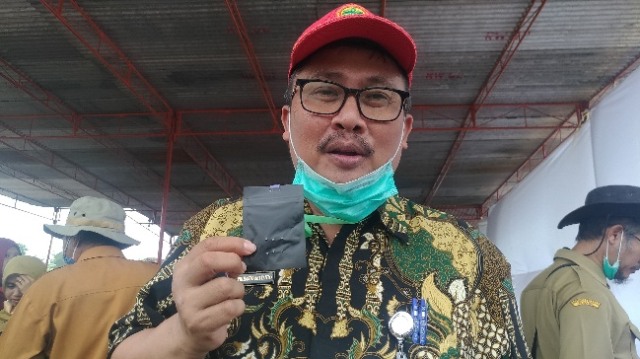 Dirjen Hortikuktura Kementerian Pertanian RI, Prihasto Setyanto, menggunakan kalung anti virus corona. Foto: ari/Tugu Jogja.