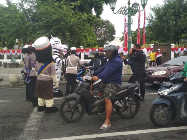 Dirlantas Polda DIY sosialisasikan e-tilang di titik nol kilometer Yogyakarta. Foto: Erfanto/Tugu Jogja.