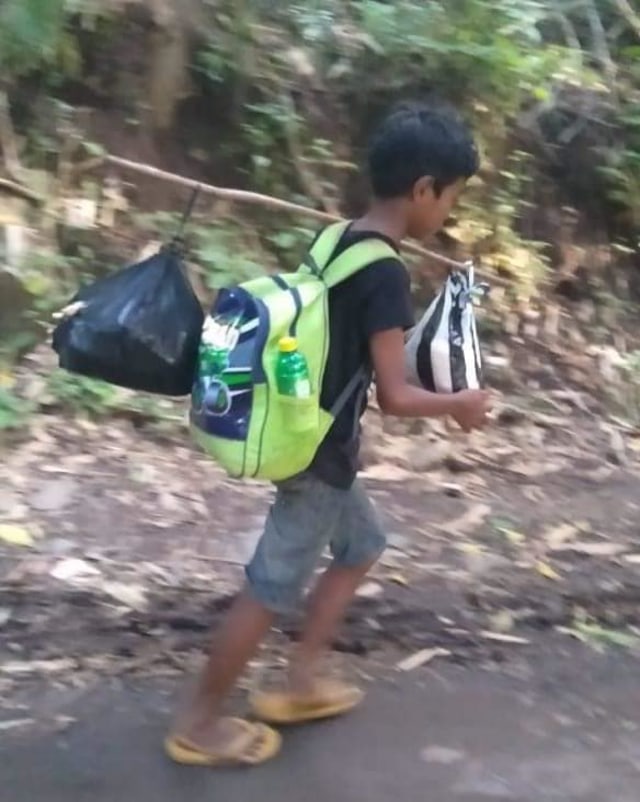 Kisah Marianta dan dua orang temannya harus jalan kaki selama 6 jam setiap hari demi sekolah. (Foto: Facebook/ Atap Nusantara )