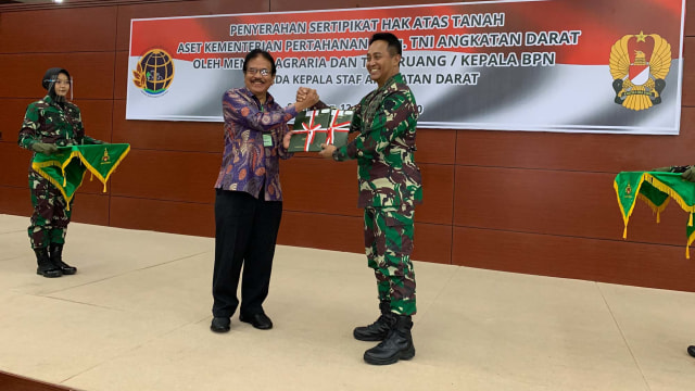 Penyerahan sertifikat lahan oleh Menteri ATR/BPN Sofyan A Djalil kepada KSAD Jenderal TNI Andika Perkasa. Foto:  Afiati Tsalitsati/Kumparan