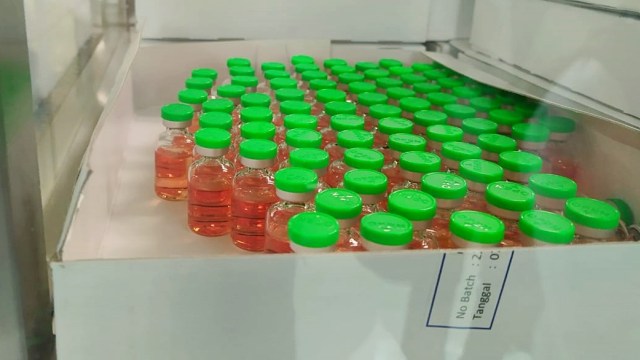 Botol kecil yang nantinya bakal digunakan untuk wadah vaksin corona. Foto: Rachmadi Rasyad/kumparan