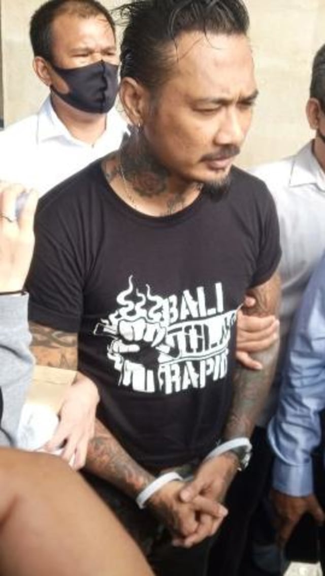 Jerinx usai menjalani pemeriksaan di Polda Bali. Foto: Kanal Bali