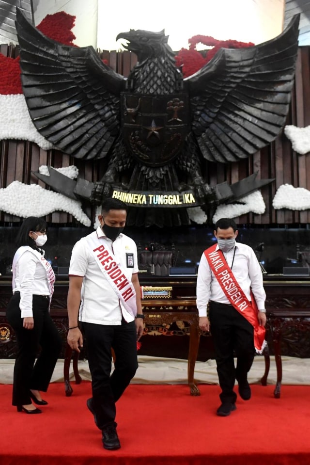 Peraga presiden dan wakil presiden saat gladi sidang tahunan MPR dan pidato kenegaraan presiden di Kompleks Parlemen, Senayan, Jakarta, Rabu (12/8). Foto: Akbar Nugroho Gumay/ANTARA FOTO