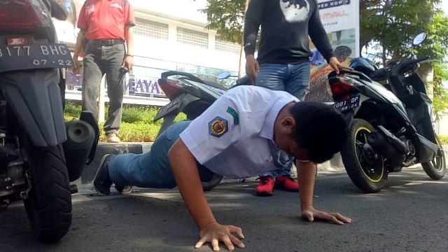 Satpol PP memberikan sanksi push up saat merazia warga Semarang yang tak pakai masker (Ilustrasi). Foto: Satpol PP Semarang