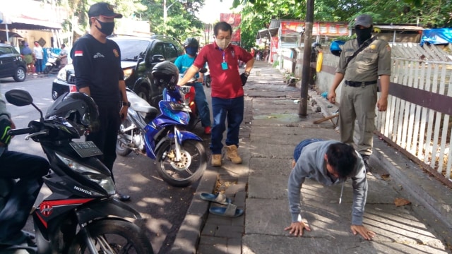 Satpol PP memberikan sanksi push up saat merazia warga Semarang yang tak pakai masker. Foto: Satpol PP Semarang