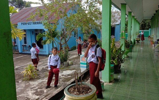 Murid Sekolah Dasar Negeri 69 Kota Ternate, saat masuk sekolah. Foto: Qra/Hps