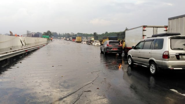 Proyek Kereta Cepat Picu Banjir Lagi, Kali Ini di KM 130 Tol Purbaleunyi (16710)