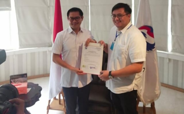 Pasangan Calon Bupati dan Wakil Bupati Minahasa Utara, Joune Ganda-Kevin W Lotulung menunjukan SK dukungan Partai Perindo untuk mereka (foto:istimewa)