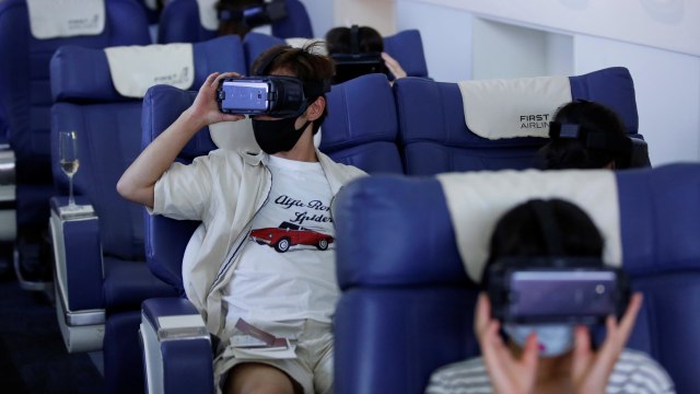 Liburan menggunakan Virtual Reality di Jepang. Foto: Kim Kyung-hoom/REUTERS