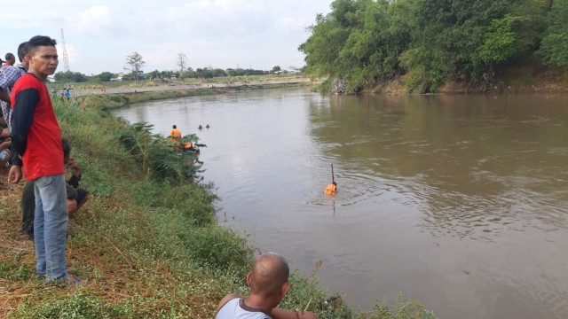 Petugas menunjukkan lokasi sungai yang membuat anak tenggelam saat bermain dan terpeleset