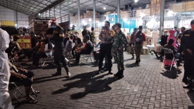 Masyarakat yang berada di kawasan Jalan Tanjungsari, Surabaya mengikuti rapid test yang digelar oleh pihak Kesehatan setempat. Foto: Pendam 5 Brawijaya