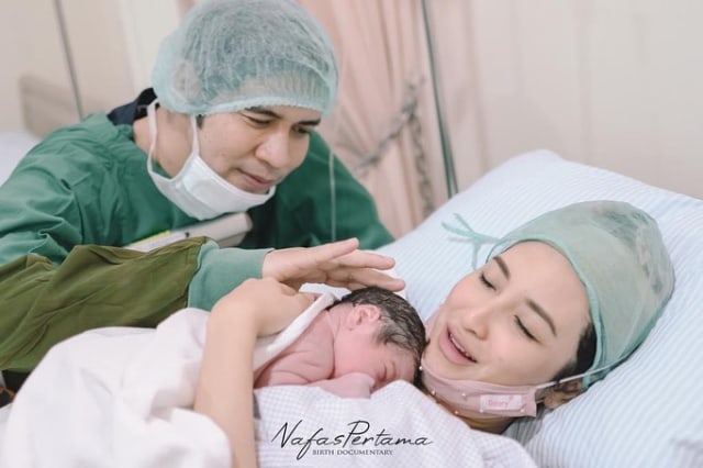 Menanti 4 Tahun, 5 Momen Chaca Thakya Istri Ricky Perdana Lahiran Anak Pertama (82914)