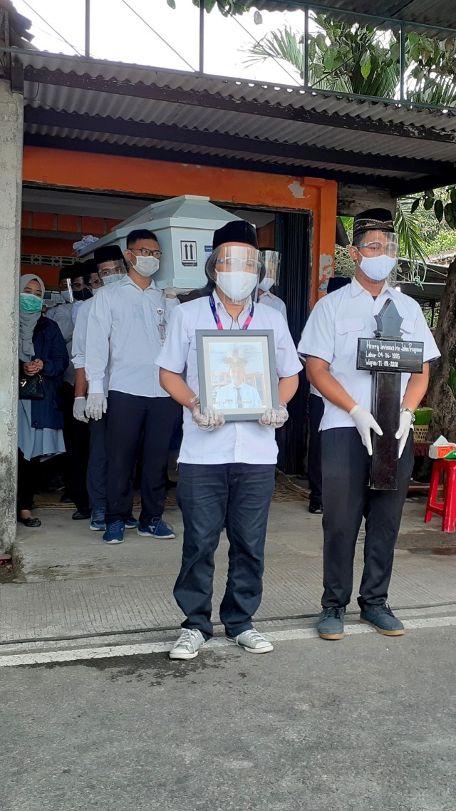 Prosesi pemakaman Henry Jovinski, ASN KPU Yahukimo di makam Rewulu Wetan Sidokarto, Godean, Kabupaten Sleman, DI Yogyakarta, Kamis (13/8). Foto: Arfiansyah Panji Purnandaru/kumparan