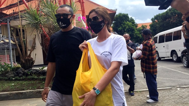 Nora Alexandra saat berkunjung ke Rutan Polda Bali menemui suaminya, Jerinx SID, Kamis (13/8). Foto: Denita br Matondang/kumparan