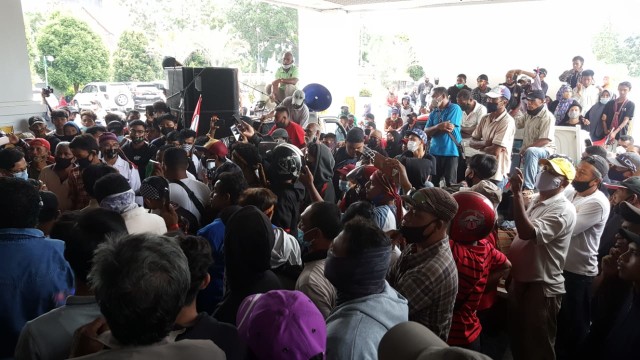 Aksi unjuk rasa warga Kampung Tua, Batu Merah, Batam di DPRD Batam. Foto: Zalfirega/kepripedia.com