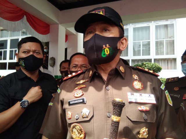 Jaksa Agung, ST Burhanuddin, saat diwawancarai awak media di Kejati Lampung, Kamis (13/8) | Foto: Obbie Fernando/Lampung Geh
