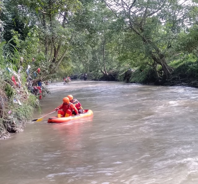 Tim SAR melakukan pencarian bocah 6 tahun yang hanyut terseret arus Sungai Tembung. Foto: Istimewa