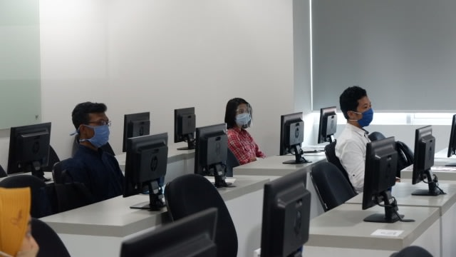 Peserta mengikuti Ujian Tulis Berbasis Komputer (UTBK) saat seleksi masuk perguruan tinggi negeri di Kampus UGM, DI Yogyakarta, Senin (6/7).  Foto: Arfiansyah Panji Purnandaru/kumparan