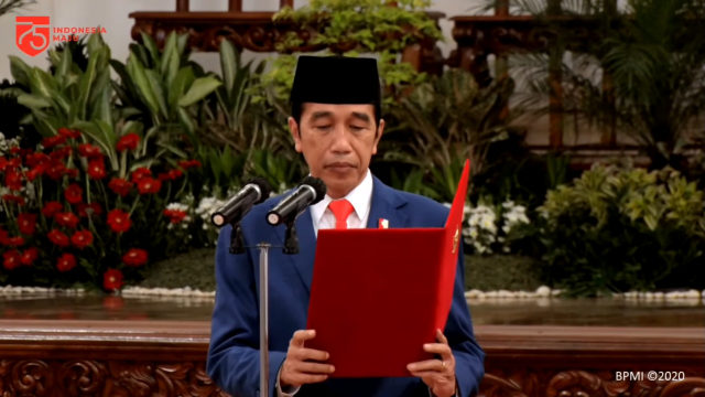 Presiden Joko Widodo memimpin pengukuhan anggota Paskibraka di Istana Negara. Foto: Youtube Sekretariat Presiden RI