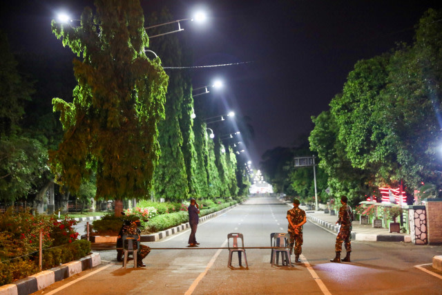 Aparat TNI menjaga jalan saat pemberlakuan jam malam di Aceh, 1 April 2020. Foto: Suparta/acehkini