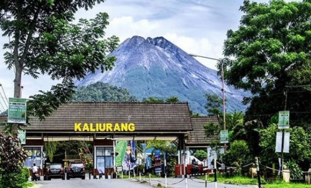 Gerbang retribusi kawasan wisata di Gunung Merapi. Foto: Instagram/jogjatravellingtour