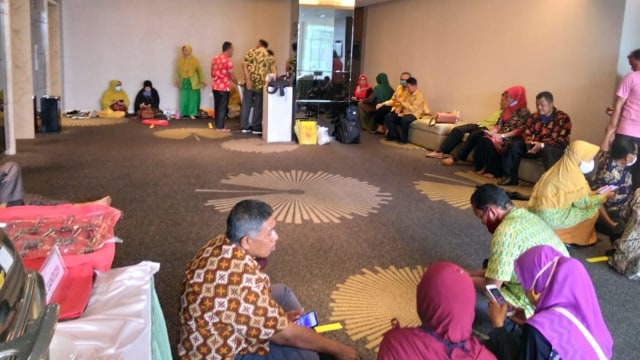 PARA Kepala Sekolah Menengah Pertama Negeri (SMPN) se-Indragiri Hulu (Inhu), Riau, menanti dipanggil untuk menjalani pemeriksaan oleh penyidik KPK, Kamis (13/8/2020). 