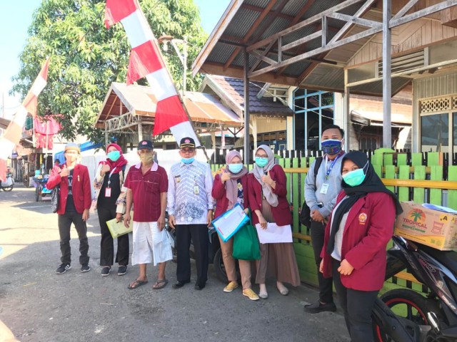 Mahasiswa UMM bersama Petugas PromKes Puskesmas 9 Nopember, Lurah dan Ketua RT 014 Kelurahan Benua Anyar melakukan sesi foto bersama sebelum melakukan penyuluhan dan pendataan 