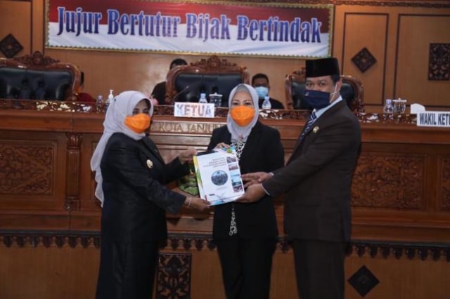 Plt Wali Kota Tanjungpinang, Rahma menyerahkan KUA-PPAS Perubahan APBD 2020. (Foto: Afriadi/Batamnews)
