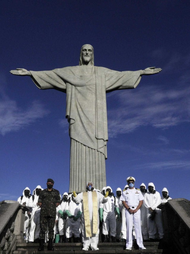 Pendeta Katolik,Omar berfoto bersama tentara yang mensterilkan Patung Christ the Redeemer sebelum dibuka kembali. Foto: Ricardo Moraes/Reuters