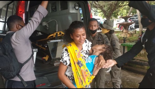 Brimob Polda Papua Barat Kunjungi Penderita Hidrosefalus Selama 18 Tahun (136404)