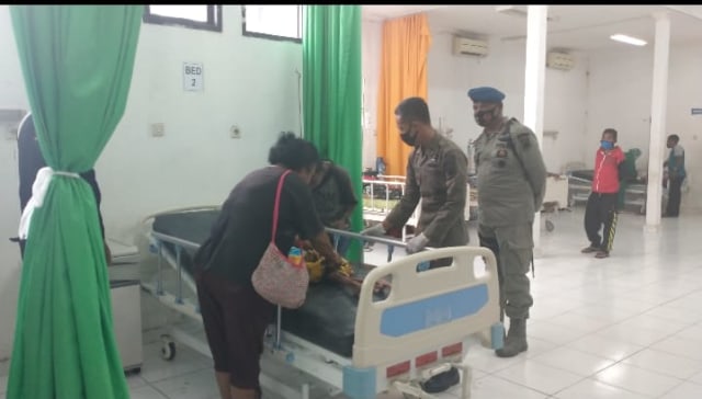 Brimob Polda Papua Barat Kunjungi Penderita Hidrosefalus Selama 18 Tahun (136405)