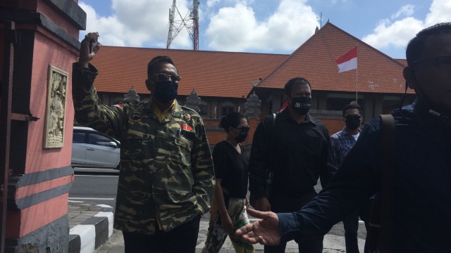 Keluarga Jerinx SID antarkan surat permohonan penangguhan penahanan di Polda Bali. Foto: Denita Matondang/kumparan