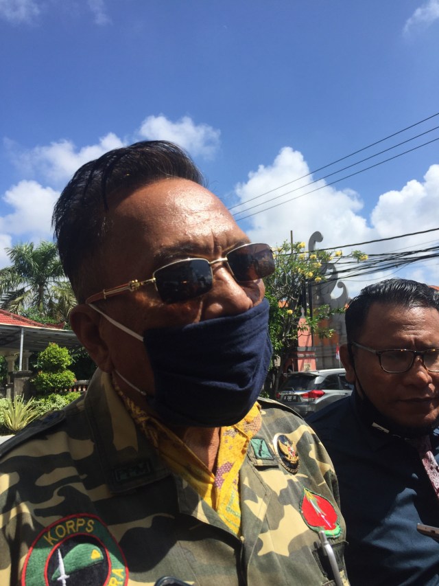 Ayah Jerinx SIDI Wayan Arjono  antarkan surat permohonan penangguhan penahanan Jerins di Polda Bali. Foto: Denita Matondang/kumparan