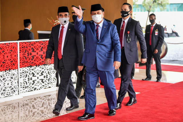 Menteri Pertahanan Prabowo Subianto (tengah) bersama Sekjen Partai Gerindra Ahmad Muzani (kiri) tiba di lokasi sidang tahunan MPR dan Sidang Bersama DPR-DPD di Komplek Parlemen, Senayan, Jakarta, Jumat (14/8). Foto: Galih Pradipta/ANTARA FOTO